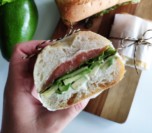 Sommer Sandwich mit Lachs und Avocado